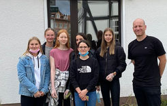 Schüler*Innen der Ursulinenschule reinigen Stolpersteine in der Stadt Fritzlar